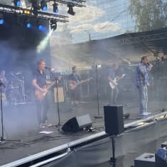 Kolmas nainen -yhtye eli viisi soittajaa ja laulaja sumuisella lavalla. 
