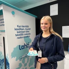 Lahden kaupungin kesäharjoittelija Siiri Leppialho tarjoaa uima- ja kahvilipukkeita Kauppakeskus Trion palvelutorilla.