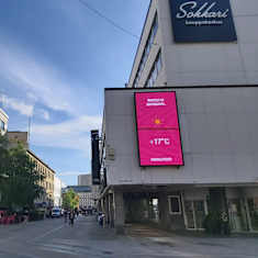 Valomainosnäyttö Jyväskylän keskustassa Sokoksen seinässä.