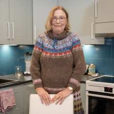 Vantaalainen harrastekutoja Ulla Nieminen, yllään omaan malliin perustuva villapaita. 