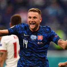 Slovakia nousee jälleen johtoon - Milan Skriniar pamauttaa pallon takakulmaan