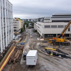Ilmakuva P-Paraatin rakennustyömaalle Kilpisenkatua alaspäin. Katu on poikki ja osin kaivettu auki.