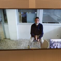 John Mcafee istuu tuolilla televisiokuvasas. Hänet kuvattiin videokuulemisessaan kesäkuun 15. päivä.
