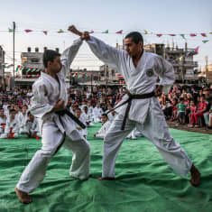 Palestiinalaiset nuoret harjoittamassa karatea.