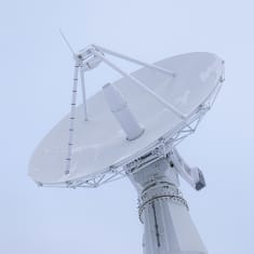Tämä jättimäinen lautasen mallinen maa-asema vastaanottaa tietoa maata kiertävistä satelliiteista.