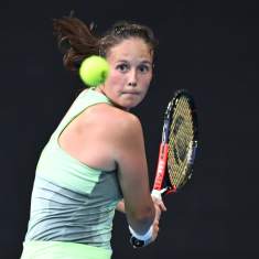 Venäläinen Darja Kasatkina lyö tennispalloa Australian avoimessa turnauksessa 2024.