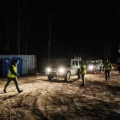 Varusmiehet leiriytyivät Lohjan Kasvihuoneilmiön läheisyyteen ja valmistautuivat avustamaan poliisia.