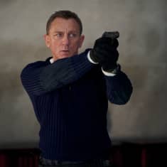 James Bond (Daniel Craig) tähtää aseellaan.