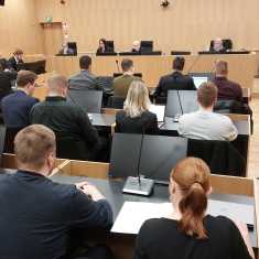 Full sal då rättegången inleds på Västra Nylands tingsrätt.