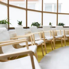Tuolirivistö Paimion parantolan aulassa.