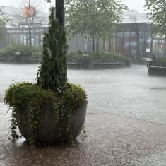 Kuopion keskustassa sataa kovasti vettä.