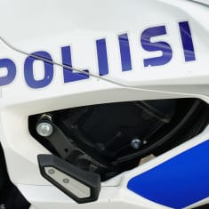 Poliisimoottoripyörän kyljessä poliisi-.teksti.