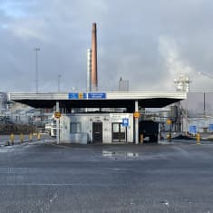 Tehdas ja portti.