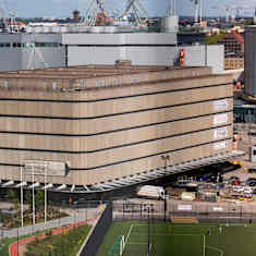 Jätkäsaaren bunkkeri-rakennus kuvattuna toisen rakennuksen parvekkeelta.