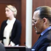 Johnny Depp ja Amber Heard oikeussalissa.