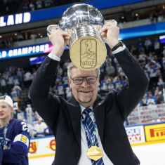 Jukka Jalonen lifts the trophy during Finland's 2022 win in Tampere. 