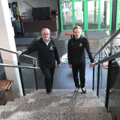 Steelers Hämeenlinnan puheenjohtaja Kai Lindfors ja tuleva toiminnanjohtaja Sami Saarinen nousevat rinnakkain liiukuntahallin aulan portaita ylös.