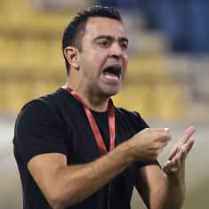 Xavi Hernandez antaa ohjeita. 