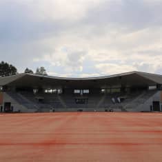 Hippoksen uusi pesäpallostadion kentältä päin nähtynä.