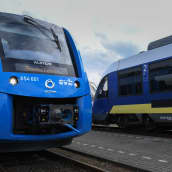Sininen juna, jonka keulassa Alstomin logo.