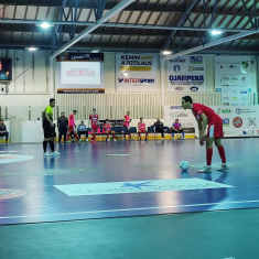 FC Kemin ja Vieska Futsalin pelaajat tuijottavat toisiaan pelikentällä.