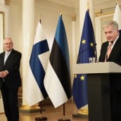 Viron presidentti Alar Karis ja Suomen presidentti Sauli Niinistö pitää lehdistötilaisuutta.