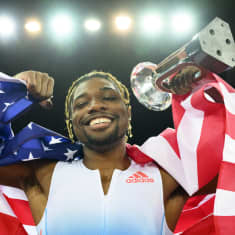 Noah Lyles juhlii voitettuaan 200 metriä Timanttiliigan finaalikilpailussa kaudella 2022.