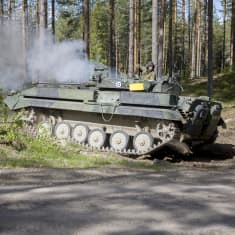 Suomalainen rynnäkköpanssarivaunu harjoituksissa Vekaranjärvellä.