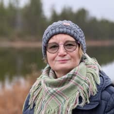Sirkka Hakkola kotirannassaan Rautuperäjärvellä Inarissa. 