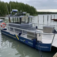 Laiturille sidottu, sininen ammattikorkeakoulussa rakennettu testivene. 