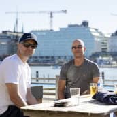 kolme miestä viettämässä juhannusaatto Allas sea poolilla Helsingissä.