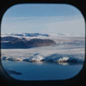 Kongsbreen jäätikkö kuvattuna lentokoneen ikkunasta.