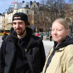 Nuoret äänestäjät Jaromir Virtanen ja Inka Käräjäoja  kertovat vaalikoneen käytöstään Turun torilla.