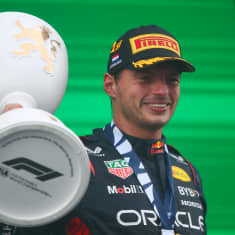 Max Verstappen juhlii Hollannin F1-kisan voittoa.