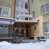 Hattula kunnanvirasto sisäänkäynti.