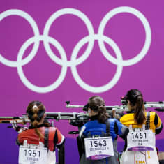 Kuva Tokion olympialaisista kesältä 2021. Naisten 10 metrin ilmakivääri.