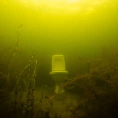 En toalettstol som har sänkts i havet.