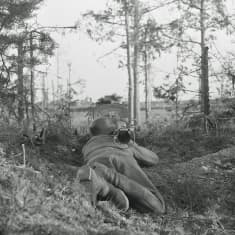 Suomalainen sotilas tähtää panssarikauhulla. Ihantala 13. heinäkuuta 1944.