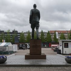 Mannerheimin patsas Mikkelin torilla suljettujen torikahviloiden edessä.