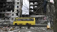 Bussi kulkee tuhoutuneiden rakennusten lomassa Borodjankassa Ukrainassa.