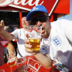 Engelsk fotbollsfan dricker öl.