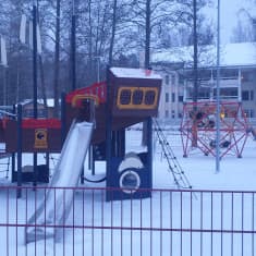 Mikkelin Anttolan leikkipuisto tyhjillään talvipäivänä. 