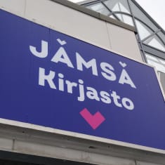 Jämsän kirjaston kyltti Forumin kauppakeskus -rakennuksen seinässä Jämsän keskustassa.