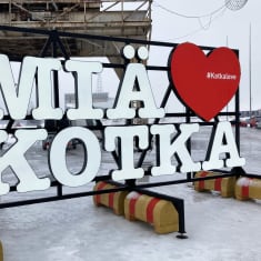 Suuret Miä <sydän> Kotka -kaupunkikirjaimet Kantasatamassa. Talvi.