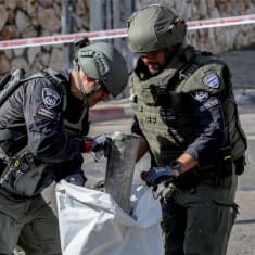Israelin poliisin pommiyksikkö pussitti raketin jäänteet pohjoisessa Shlomin kaupungissa 6. huhtikuuta.