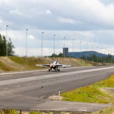 Hornet nousee ilmaan Nelostieltä.