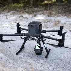 Sähköyhtiön käyttämä drone, jossa on kiinni laserkeilain.