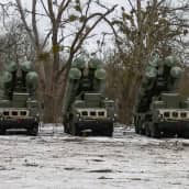 Ilmatorjunta-aseita lumisessa maastossa.