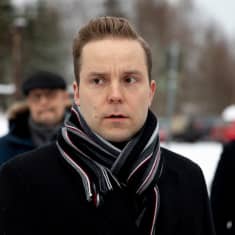 Ministeri Petri Honkonen vierailemassa palaneen Rautjärven kirkon raunioilla 11.1.2023.
