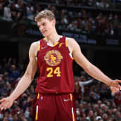 Lauri Markkanen levittelee käsiään koripallokentällä.